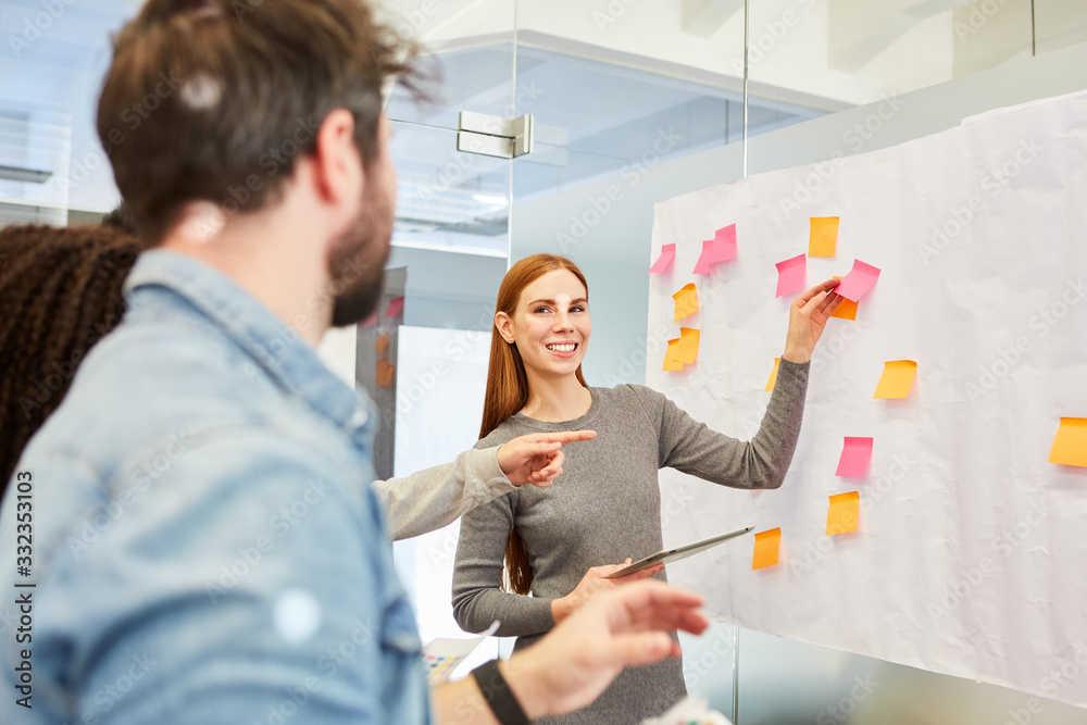  Frau als Coach im kreativen Brainstorming Workshop