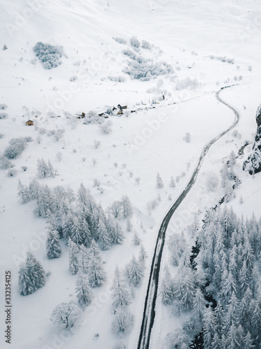 Paysage hivernal avec les sapins enneigés vue drone