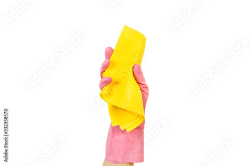 Mano con guante de látex rosa sosteniendo un paño de microfibra amarillo sobre fondo blanco aislado. Vista de frente. Copy space