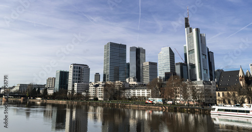 Frankfurter Skyline mit Main im Vordergrund, Deutschland