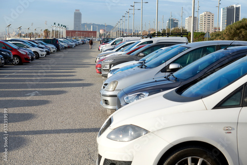 Coches aparcados en parking viejo