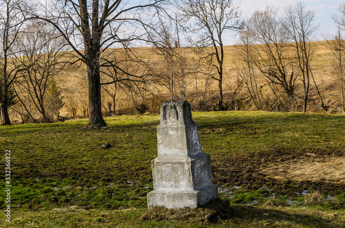 Fototapeta Naklejka Na Ścianę i Meble -  krzyż kamienny Bieszczady 