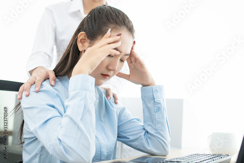 Foto Asian young woman headache and sad depressed in working with friend Encouragemen