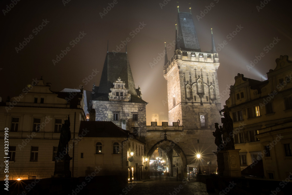 Obraz premium Night view of the door of the Charles bridge going to the Mala Strana district of Prague