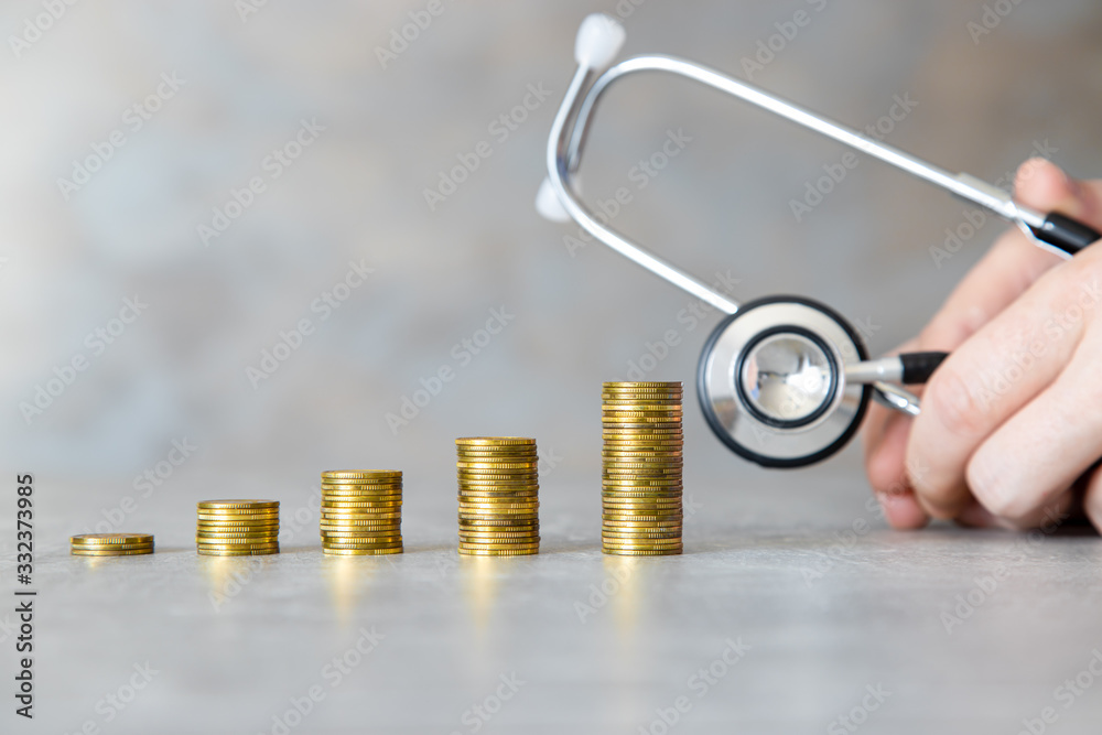 Wzrost kosztów opieki medycznej , koszty badań, monety w rosnących kolumnach. Koncepcja rosnących kosztów na zdrowie. - obrazy, fototapety, plakaty 