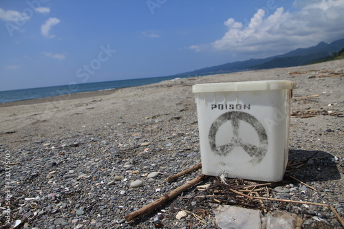毒物の漂流物の風景