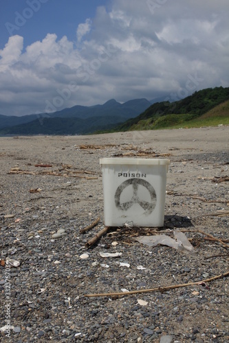 毒物の漂流物の風景