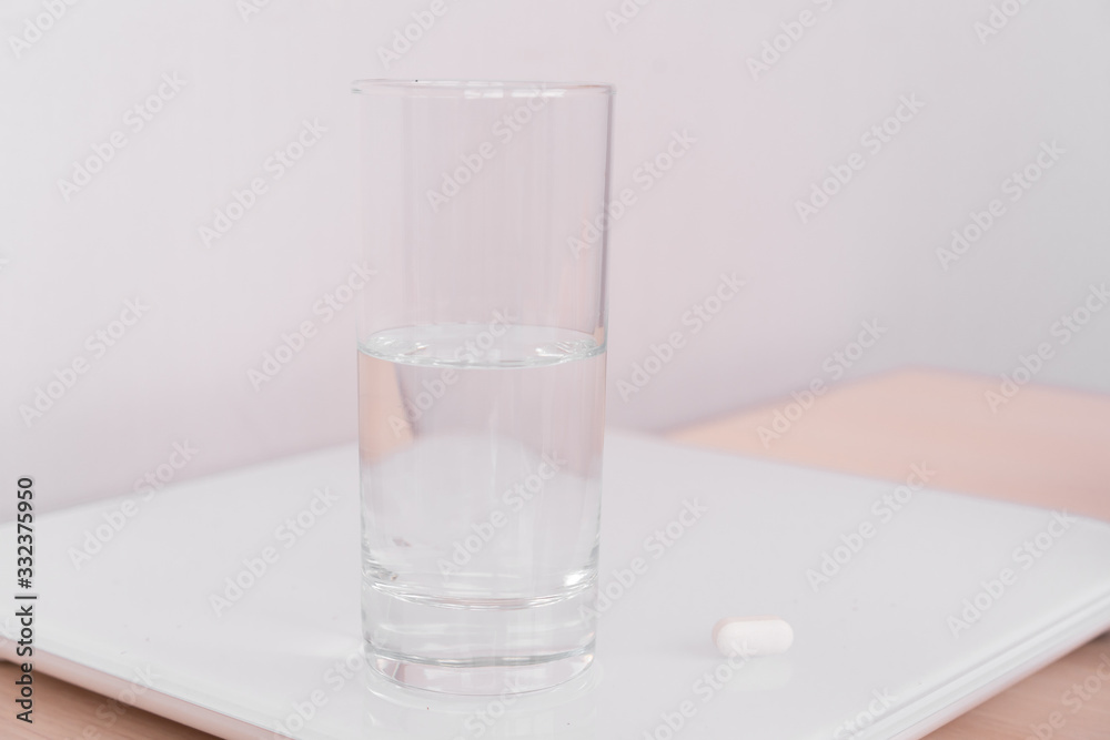  pill and glass of water, treatment for illness and pain