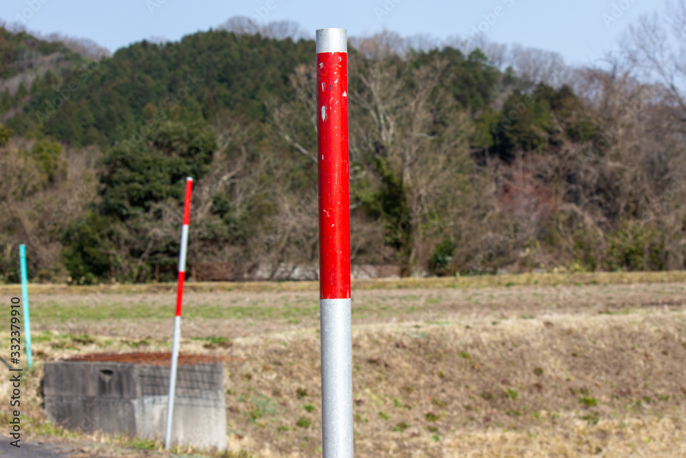 雪国の道路とスノーポール Snow Pole Foto De Stock Adobe Stock