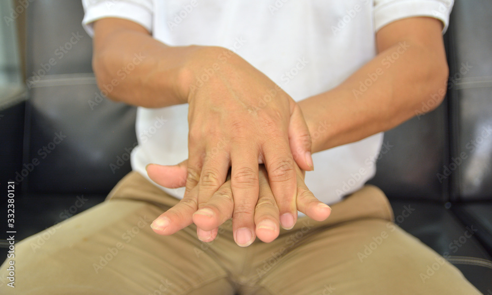 Wash your hands with alcohol by dropping alcohol on the back of your hand and rubbing it into your hands Wash your hands with alcohol by dropping alcohol on the back of your hand and rubbing it into your hands