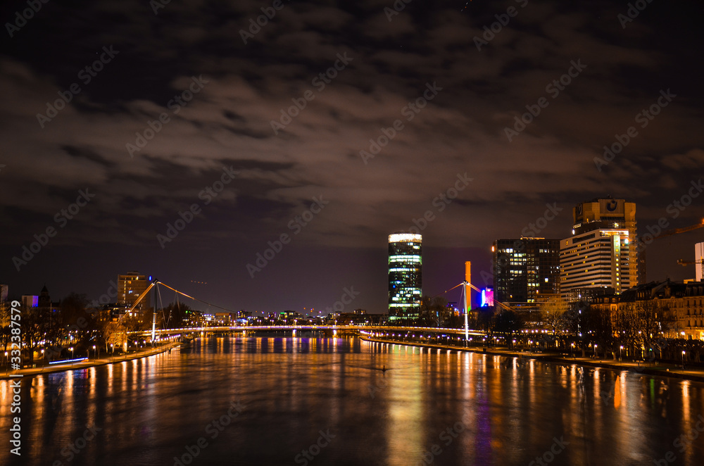Obraz premium Long exposure for the river main in the city Frankfurt