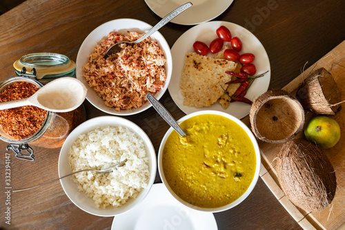 Lankijskie jedzenie, dal, pol sambol, roti, rice