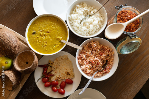 Lankijskie jedzenie, dal, pol sambol, roti, rice