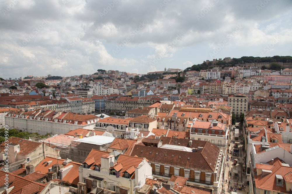 Lissabon, Portugal: Blick über die Altstadt Baixa und den Praça da Figueira auf die Burg Castelo de São Jorge