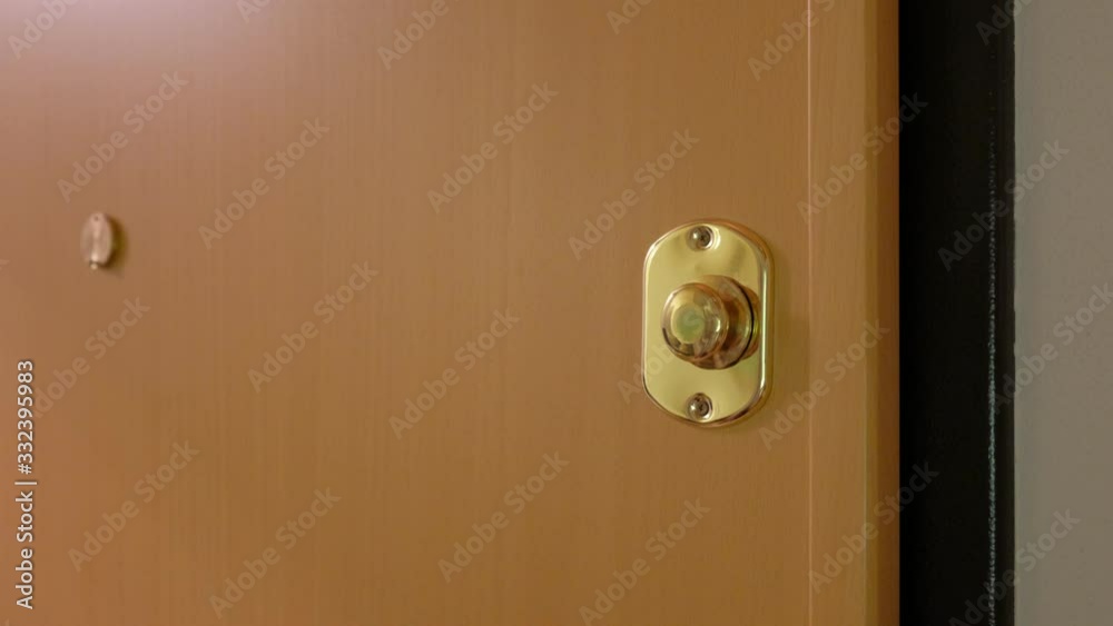 Locking the opening limiter and safely opening the armored door Locking the opening limiter and safely opening the armored door