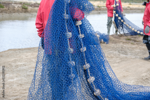 Pescadores manipulando red de pesca para pescar en rio