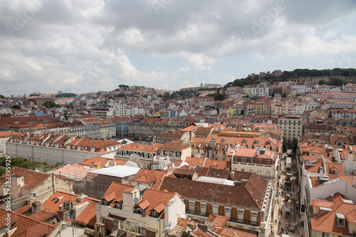 Lissabon, Portugal: Blick über die Altstadt Baixa und den Praça da Figueira auf die Burg Castelo de São Jorge © blickwinkel2511