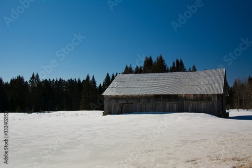 Ancienne grange dans un champ durant l'hiver québécois au Canada