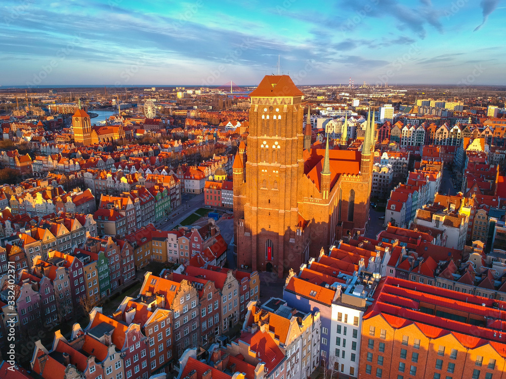 Obraz Aerial view of the St. Mary's Basilica in Gdansk at sunset, Poland