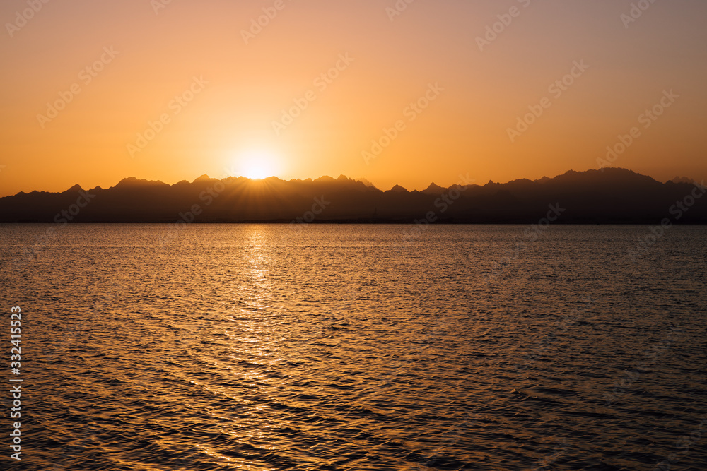 Sonnenuntergang am roten Meer