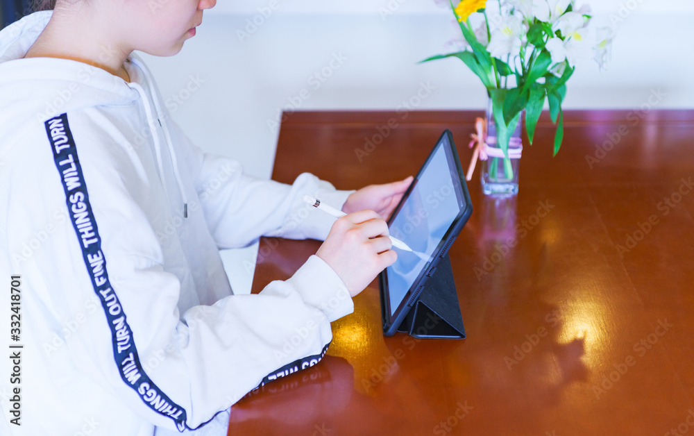 Web学習 5g 自宅学習 タブレット 小学生 中学生 遠隔授業 ペンタブ リビング 人物 日本人 Stock Photo Adobe Stock