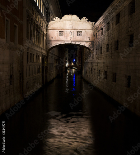 Fototapeta Naklejka Na Ścianę i Meble -  Nightshot of the Bridge of Sighs, Venice