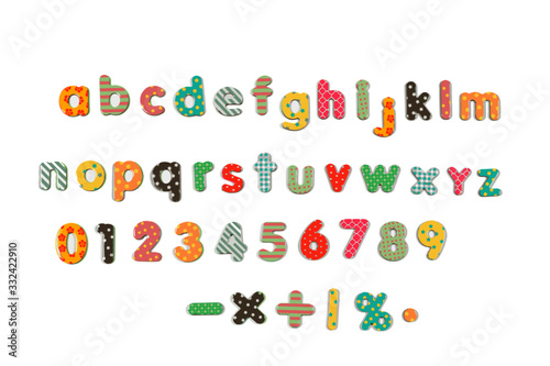 typo alphabet rond de type école avec lettres en minuscules et chiffres des toute les couleurs