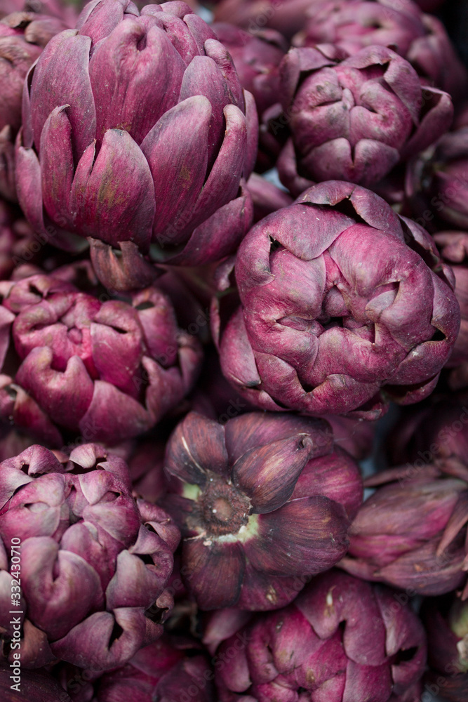 Obraz premium Violet artichokes stacked 