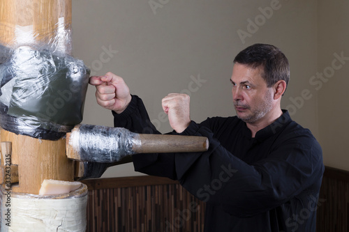 Working out the technique of striking a makivare.