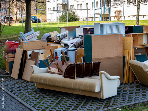 Großer Sperrmüll Haufen auf der Straße photo