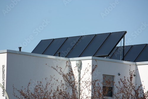 Photovoltaikanlage auf dem Flachdach, mit Aufständerung