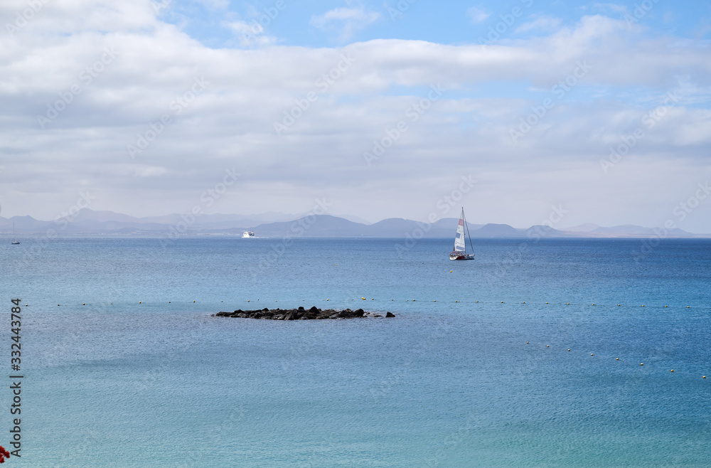 Die Atlantikküste am Strand Playa Blanca auf der Kanareninsel Lanzarote