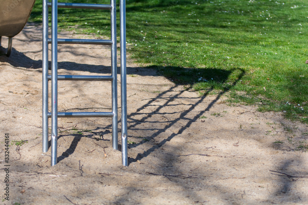 Leiter im Sonnenschein mit Schatten Leiter im Sonnenschein mit Schatten