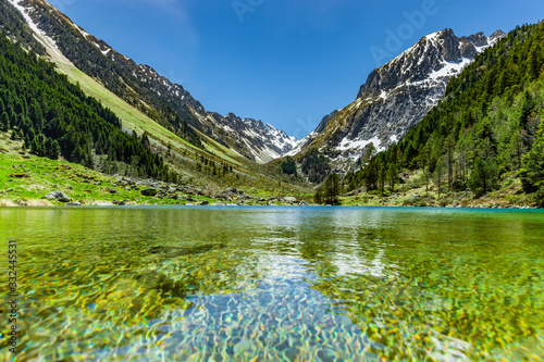 Gebirgssee mit klarem Wasser im Gebirge