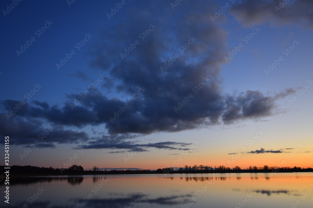Obraz premium Sonnenuntergang am Latzigsee bei Borken 