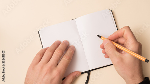 Bild auf Leinwand mano masculina escribiendo en una libreta pequeña