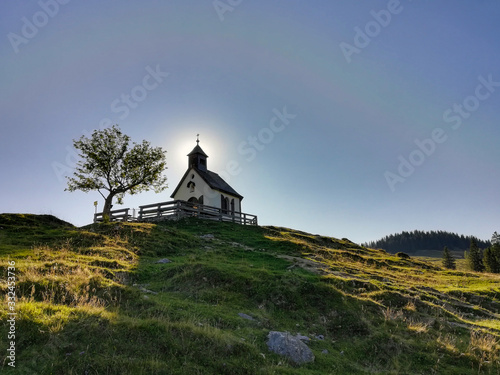 Bild auf Leinwand die postalm kapelle auf der postalm zwischen strobl am wolfgangsee salzkammergut