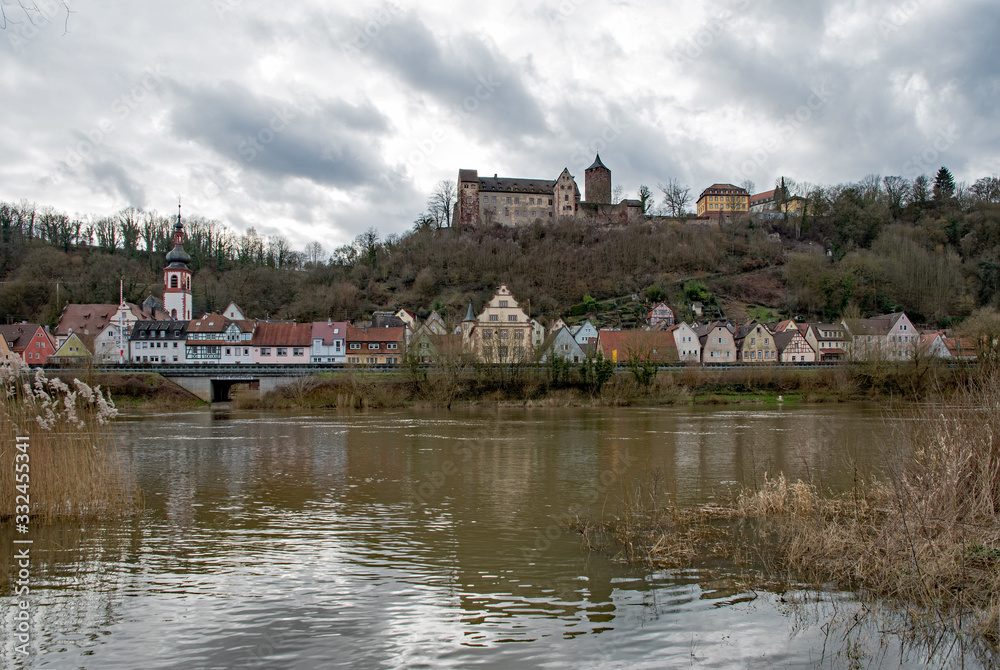 Blick über den Main auf Rothenfels mit Burg in Unterfranken in Bayern, Deutschland	