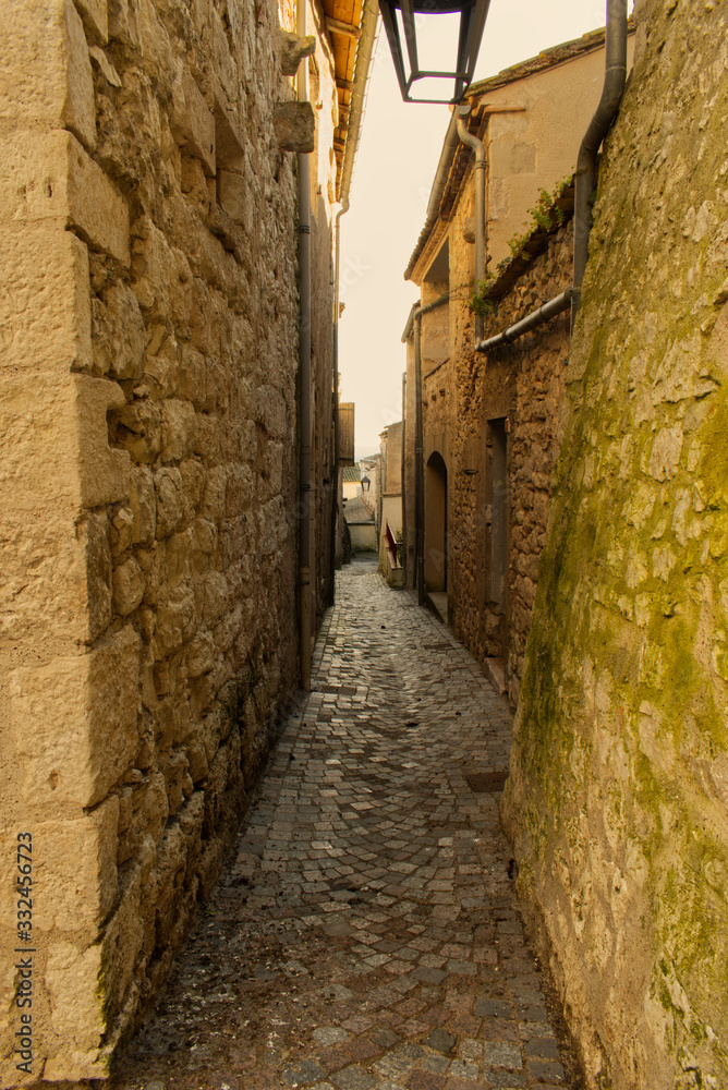 Une ruelle étroite à Montflanquin village du département du Lot et Garonne un des plus beau village de France