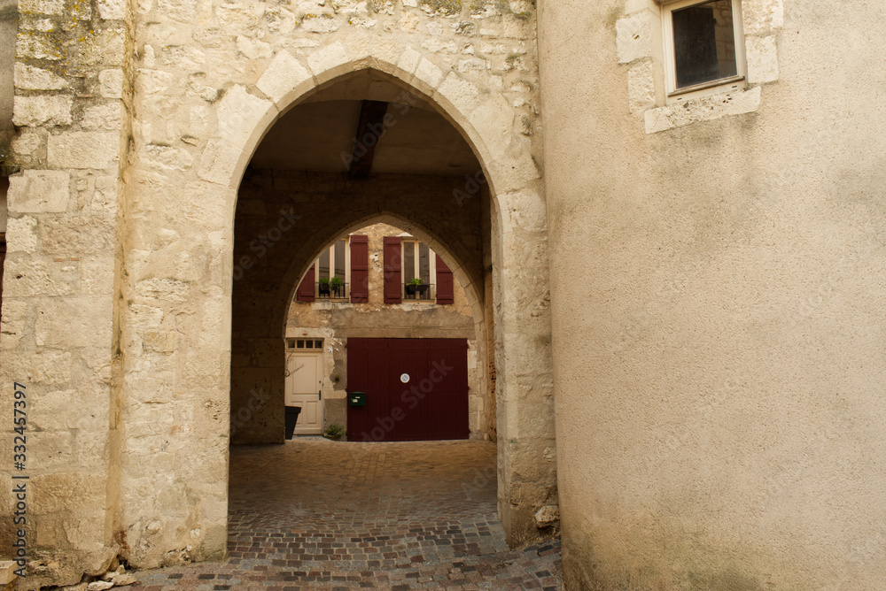 Un passage menant à une arrière cour à Montflanquin village du département du Lot et Garonne un des plus beau village de France