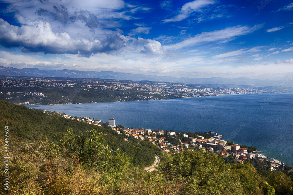 Küste in Kroatien, mit Hotels, Himmel und Wasser