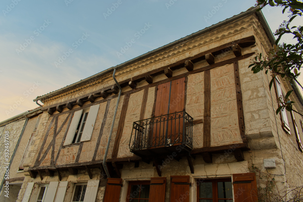 Maison à colombage à Montflanquin village du département du Lot et Garonne un des plus beau village de France Maison à colombage à Montflanquin village du département du Lot et Garonne un des plus beau village de France