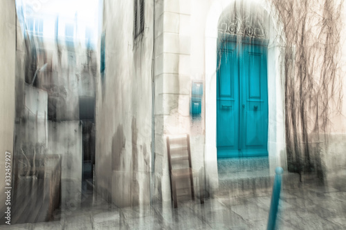Maison et sa porte bleue dans la rue de Ile Rousse en Corse