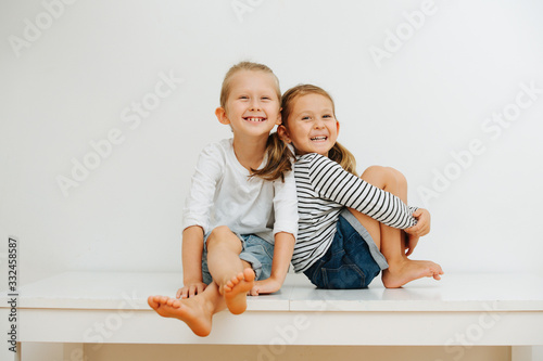Fotografi Emotional portrait of 5 and 7 year old blond sibling
