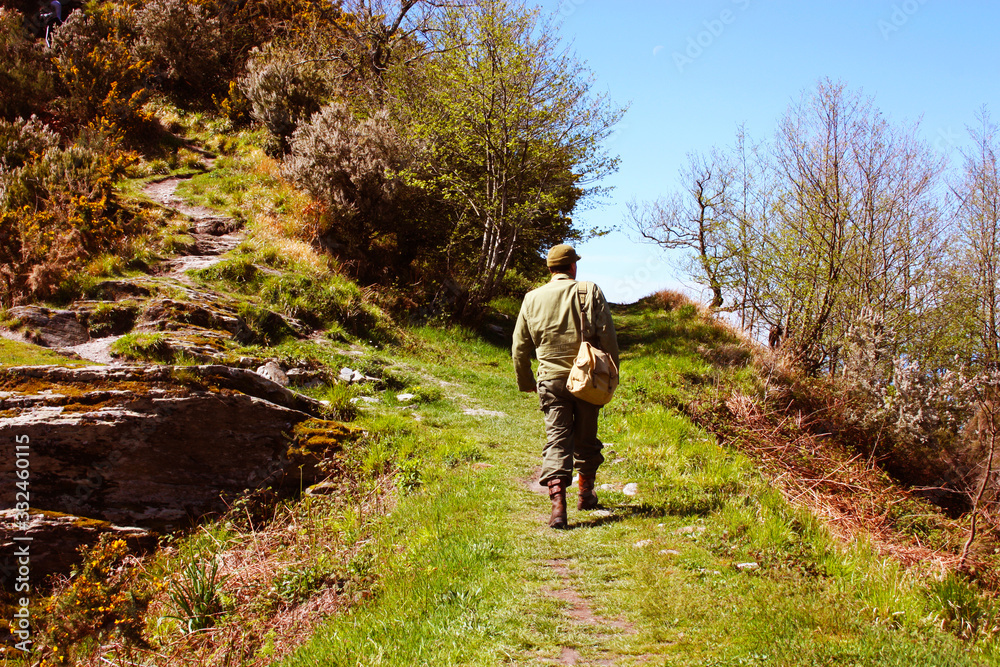 Naklejka premium American soldiers fight at the front climbing the steep green wild mountains of the Apuan Alps along the Gothic Line in camouflage uniform in the steep forest