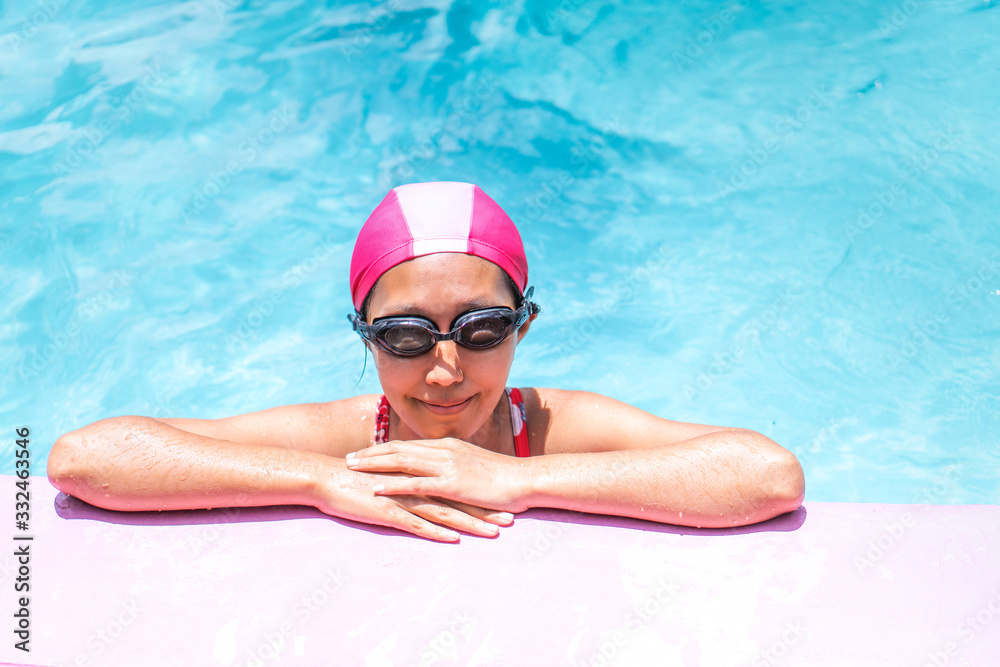 Asian woman is swimming in the pool.