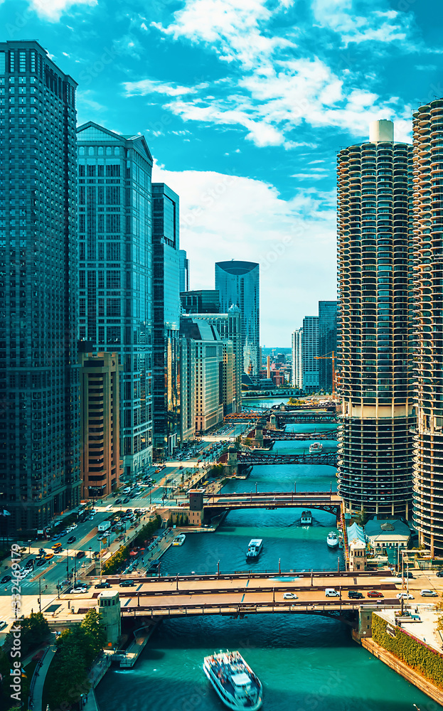 Fototapeta premium Rzeka Chicago z łodziami i ruchem w centrum Chicago