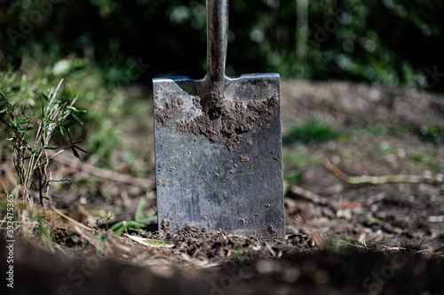 Gartenboden wird mit einem Spaten umgegraben