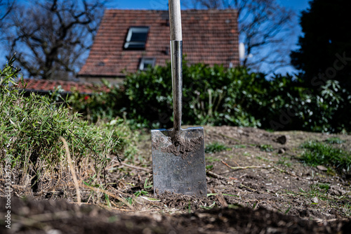 Wallpaper Mural Gartenboden wird mit einem Spaten umgegraben Torontodigital.ca