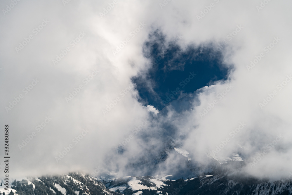 Sörenberg im Emmental Schweiz. Schneelandschaft mit Wolken und Berge.